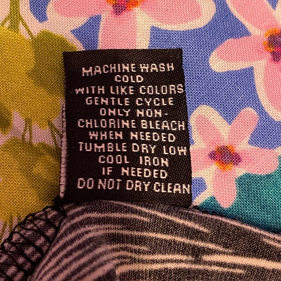 💕3 for $20💕 Black and white patterned blouse - Picture 3 of 6